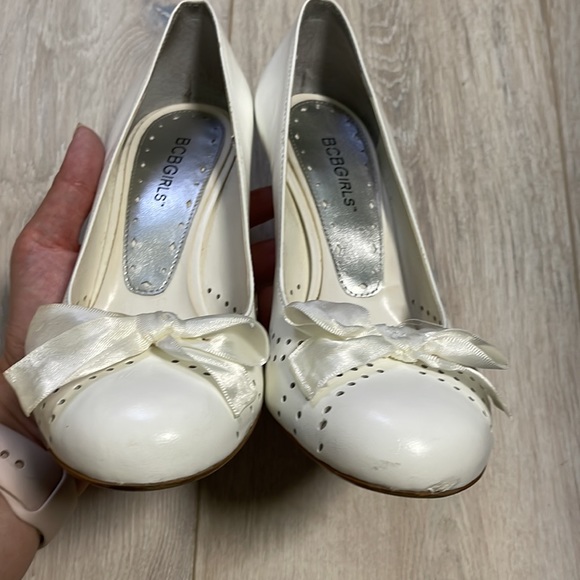 BCBGirls white leather heels w/satin bow* - Picture 9 of 9
